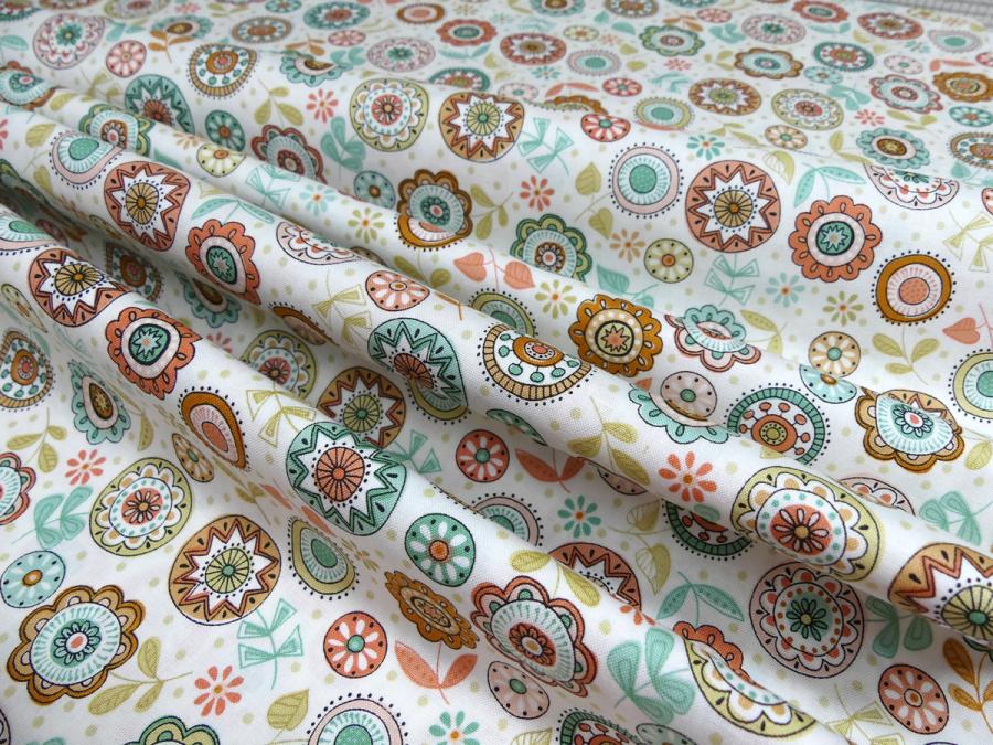 Quiltstoff aus der Serie Doodle Days mit Kreisen und Blumen auf weißem Untergrund von Makower